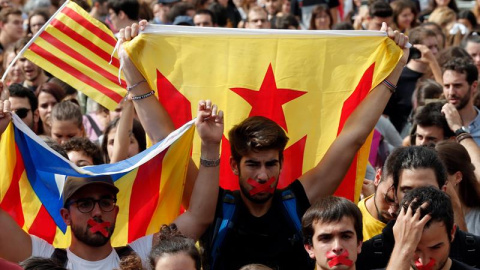 Miles de estudiantes se manifiestan en el centro de Barcelona. EFE/Juan Carlos Cárdenas