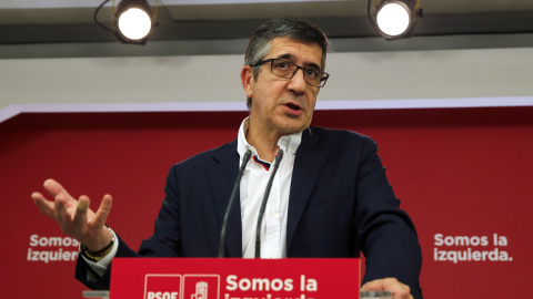 El secretario de Política Federal del PSOE, Patxi López, durante la rueda de prensa tras la reunión de la Comisión Permanente que se ha celebrado en la sede de la calle Ferraz, un día después del 1-O. EFE/Mariscal