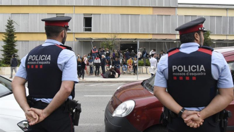 Mossos ante el colegio Gili Gayà de Lleida este domingo. EFE/Adrià Ropero