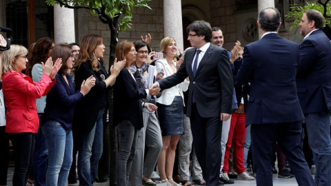 Puigdemont saluda a los asistentes a la concentración en Barcelona. EFE/Alberto Estévez