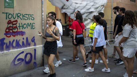 Turistas en Barcelona Una pintada en inglés contra los turistas en el barrio de Gràcia en Barcelona, el pasado mes de agosto. - Lorena Sopeña | EUROPA PRESS