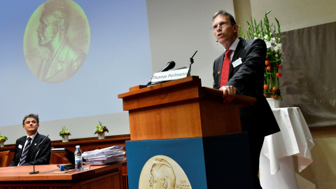 El secretario del Comité Nobel de Fisiología o Medicina, anuncia los nombres de Jeffrey C. Hall, Michael Rosbash y Michael W. Young como ganadores del Premio Nobel 2017 de Fisiología o Medicina. / Reuters El secretario del Comité Nobel de Fisiología o Medicina, anuncia los nombres de Jeffrey C. Hall, Michael Rosbash y Michael W. Young como ganadores del Premio Nobel 2017 de Fisiología o Medicina. / Reuters