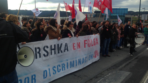 Las trabajadoras de las tiendas de Bershka, concentradas delanta de la sede de Inditex, en Arteixo (A Coruña). J.O. Las trabajadoras de las tiendas de Bershka, concentradas delanta de la sede de Inditex, en Arteixo (A Coruña). J.O.