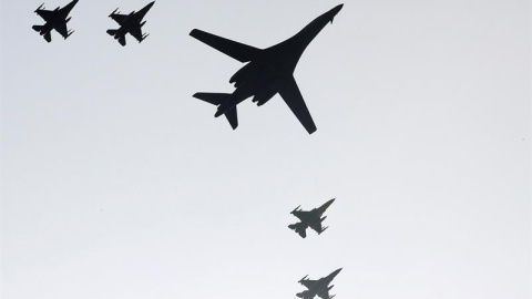 Uno de los dos bombarderos B-1B sobrevuela la base aérea de Osan flanqueado por cazas F-15K surcoreanos. - EFE Uno de los dos bombarderos B-1B sobrevuela la base aérea de Osan flanqueado por cazas F-15K surcoreanos. - EFE