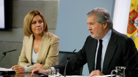 El ministro de Educación, Cultura y Deporte, y portavoz del Gobierno, Íñigo Méndez de Vigo, y la ministra de Defensa, María Dolores de Cospedal, durante la rueda de prensa tras la reunión del Consejo de Ministros, en el Palacio de la Moncloa / EFE El ministro de Educación, Cultura y Deporte, y portavoz del Gobierno, Íñigo Méndez de Vigo, y la ministra de Defensa, María Dolores de Cospedal, durante la rueda de prensa tras la reunión del Consejo de Ministros, en el Palacio de la Moncloa / EFE