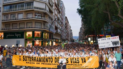Miles de manifestantes contra el "muro del AVE", el pasado sábado en Murcia (Foto: Carlos Trenor) Miles de manifestantes contra el "muro del AVE", el pasado sábado en Murcia (Foto: Carlos Trenor)