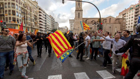 Tensión entre la tradicional manifestación de entidades de izquierda y nacionalista del 9 d'Octubre. EFE/Biel Aliño Tensión entre la tradicional manifestación de entidades de izquierda y nacionalista del 9 d'Octubre. EFE/Biel Aliño