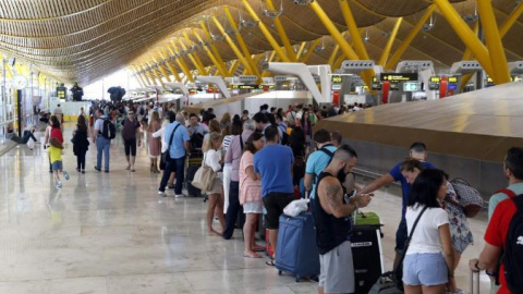 Numerosos viajeros se disponen a coger un avión en el aeropuerto de Barajas. | EFE Numerosos viajeros se disponen a coger un avión en el aeropuerto de Barajas. | EFE
