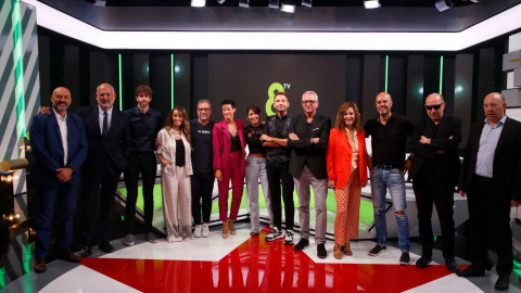 Fotografia de família amb els màxims responsables de 8TV i els principals presentadors de la temporada Fotografia de família amb els màxims responsables de 8TV i els principals presentadors de la temporada