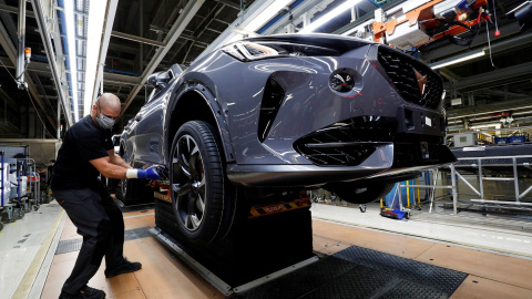 Un trabajador en la cadena de montaje de la planta de Seat en Martorell (Barcelona), ensamblado un vehículo del modelo Formentor. REUTERS/Albert Gea Un trabajador en la cadena de montaje de la planta de Seat en Martorell (Barcelona), ensamblado un vehículo del modelo Formentor. REUTERS/Albert Gea