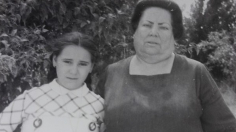 Ascensión de niña junto a su madre adoptiva.
