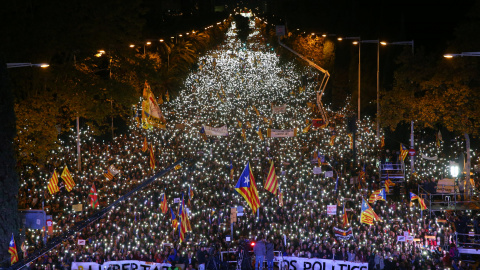 Los participantes en la manifestación para exigir la salida de prisión de los presidentes de la ANC y Òmnium Cultural, Jordi Sánchez y Jordi Cuixart, y de los ocho consellers cesados del Govern encienden sus móviles. REUTERS/Albert Gea Los participantes en la manifestación para exigir la salida de prisión de los presidentes de la ANC y Òmnium Cultural, Jordi Sánchez y Jordi Cuixart, y de los ocho consellers cesados del Govern encienden sus móviles. REUTERS/Albert Gea