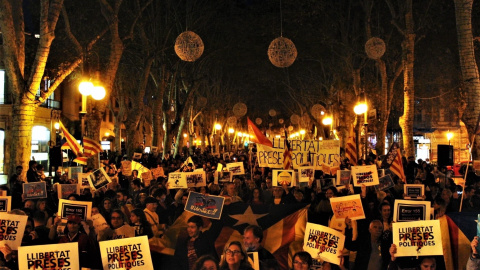 Vista de la manifestación por el Paseo del Borme de Palma para exigir libertad de los exconsellers y 'los Jordis'. E.P. Vista de la manifestación por el Paseo del Borme de Palma para exigir libertad de los exconsellers y 'los Jordis'. E.P.