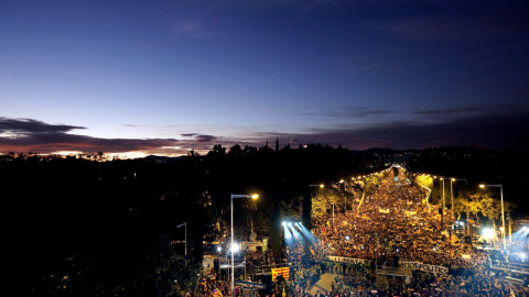 Vista general de la manifestación convocada por la ANC y Omnium en Barcelona para exigir la libertad de Jordi Sánchez, Jordi Cuixart y los miembros del Govern cesados, que han sido encarcelados por orden de la Audiencia Nacional. EFE/Alberto Estévez Vista general de la manifestación convocada por la ANC y Omnium en Barcelona para exigir la libertad de Jordi Sánchez, Jordi Cuixart y los miembros del Govern cesados, que han sido encarcelados por orden de la Audiencia Nacional. EFE/Alberto Estévez