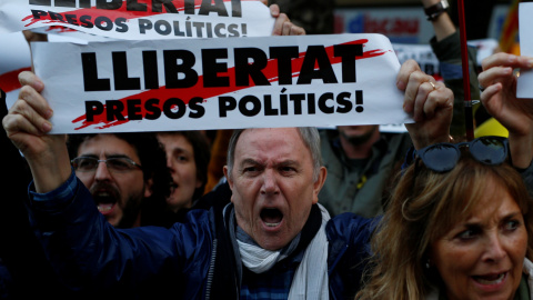 Un hombre con un cartel que reclama la ?Libertad de los presos políticos' en la manifestación para exigir la salida de prisión de los presidentes de la ANC y Òmnium Cultural, Jordi Sánchez y Jordi Cuixart, y de los ocho consellers cesados del Govern Un hombre con un cartel que reclama la ?Libertad de los presos políticos' en la manifestación para exigir la salida de prisión de los presidentes de la ANC y Òmnium Cultural, Jordi Sánchez y Jordi Cuixart, y de los ocho consellers cesados del Govern