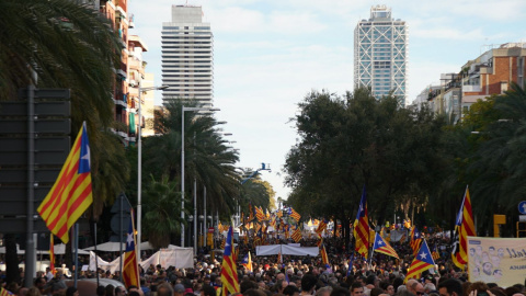 Vista de la manifestación para exigir la salida de prisión de los presidentes de la ANC y Òmnium Cultural, Jordi Sánchez y Jordi Cuixart, y de los ocho consellers cesados del Govern encienden sus móviles. J.K. Vista de la manifestación para exigir la salida de prisión de los presidentes de la ANC y Òmnium Cultural, Jordi Sánchez y Jordi Cuixart, y de los ocho consellers cesados del Govern encienden sus móviles. J.K.