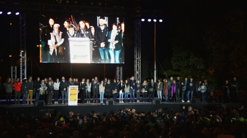 Imagen del escenario donde se han realizado discursos y actuaciones al final de la manifestación en Barcelona para exigir la salida de prisión de los presidentes de la ANC y Òmnium Cultural, Jordi Sánchez y Jordi Cuixart, y de los ocho consellers cesa Imagen del escenario donde se han realizado discursos y actuaciones al final de la manifestación en Barcelona para exigir la salida de prisión de los presidentes de la ANC y Òmnium Cultural, Jordi Sánchez y Jordi Cuixart, y de los ocho consellers cesa