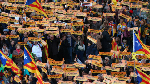 Manifestantes con carteles con la palabra 'Libertad' en la manifestación para exigir la salida de prisión de los presidentes de la ANC y Òmnium Cultural, Jordi Sánchez y Jordi Cuixart, y de los ocho consellers cesados del Govern. REUTERS/Albert Gea Manifestantes con carteles con la palabra 'Libertad' en la manifestación para exigir la salida de prisión de los presidentes de la ANC y Òmnium Cultural, Jordi Sánchez y Jordi Cuixart, y de los ocho consellers cesados del Govern. REUTERS/Albert Gea