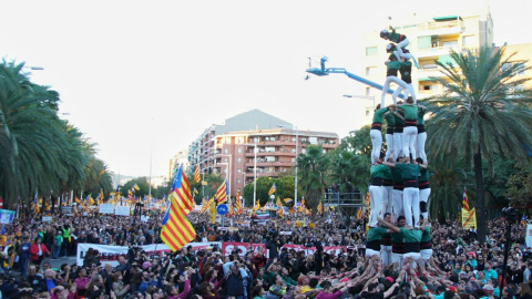 Unos castellers durante la manifestación para exigir la salida de prisión de los presidentes de la ANC y Òmnium Cultural, Jordi Sánchez y Jordi Cuixart, y de los ocho consellers cesados del Govern. J.K Unos castellers durante la manifestación para exigir la salida de prisión de los presidentes de la ANC y Òmnium Cultural, Jordi Sánchez y Jordi Cuixart, y de los ocho consellers cesados del Govern. J.K