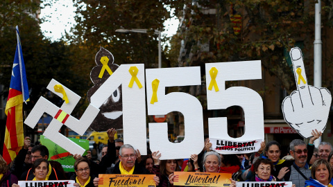 Varias personas con carteles contra la aplicación del artículo 155 de la Constitución, en la manifestacin para pedir la libertad de los líderes de ANC y Ômnium Cultural, Jordi Sánchez y Jordi Cuixart. REUTERS/Javier Barbancho Varias personas con carteles contra la aplicación del artículo 155 de la Constitución, en la manifestacin para pedir la libertad de los líderes de ANC y Ômnium Cultural, Jordi Sánchez y Jordi Cuixart. REUTERS/Javier Barbancho