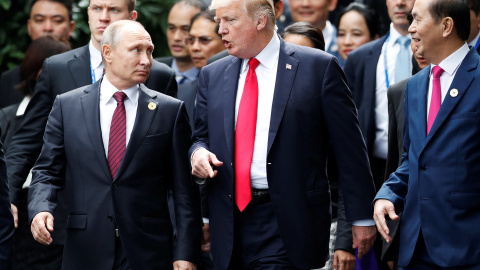 Los presidentes de Rusia y de EEUU, Vladimir Putin y Donald Trump, charlan de camino hacia la foto de familia de la cumbre de la APEC en Danang (Vietnam). REUTERS/Jorge Silva Los presidentes de Rusia y de EEUU, Vladimir Putin y Donald Trump, charlan de camino hacia la foto de familia de la cumbre de la APEC en Danang (Vietnam). REUTERS/Jorge Silva