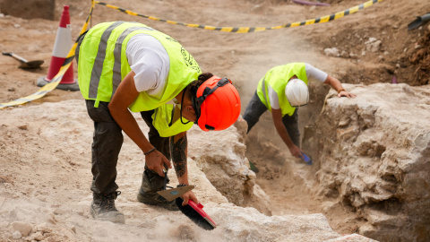 Operaris de l'excavació on s'han trobat les restes de la muralla moderna i el convent de Sant Francesc Operaris de l'excavació on s'han trobat les restes de la muralla moderna i el convent de Sant Francesc
