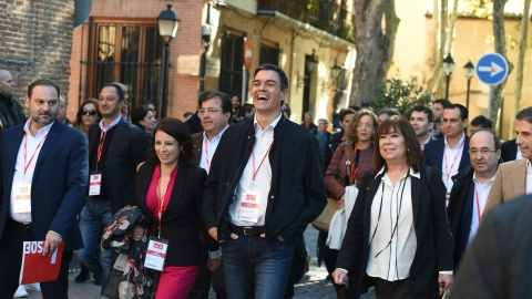 El secretario general del PSOE, Pedro Sánchez, y la presidenta, Cristina Narbona, junto a otros líderes socialistas, se dirigen a la reunión del Comité Federal del partido, tras haber celebrado el Consejo de Política Federal en Alcalá de Henares. EF El secretario general del PSOE, Pedro Sánchez, y la presidenta, Cristina Narbona, junto a otros líderes socialistas, se dirigen a la reunión del Comité Federal del partido, tras haber celebrado el Consejo de Política Federal en Alcalá de Henares. EF