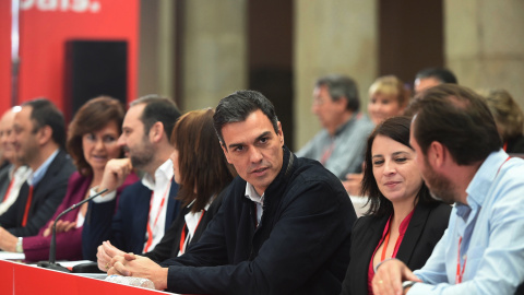 El secretario general del PSOE, Pedro Sánchez, y la presidenta, Cristina Narbona, junto a otros líderes socialistas, durante la reunión del Comité Federal del partido en Alcalá de Henares. EFE/FERNANDO VILLAR El secretario general del PSOE, Pedro Sánchez, y la presidenta, Cristina Narbona, junto a otros líderes socialistas, durante la reunión del Comité Federal del partido en Alcalá de Henares. EFE/FERNANDO VILLAR