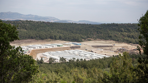 El nuevo campamento para solicitantes de asilo en construcción en la isla de Lesbos, en el área de Bastria, visto desde lo alto de una montaña cercana. El nuevo campamento para solicitantes de asilo en construcción en la isla de Lesbos, en el área de Bastria, visto desde lo alto de una montaña cercana.