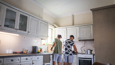 Nasrullah* y Ahmad*, dos jóvenes que preparan 'Kabuli Pulao', un plato típico afgano Nasrullah* y Ahmad*, dos jóvenes que preparan 'Kabuli Pulao', un plato típico afgano