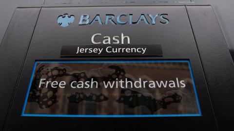 Un cajero de un Barclays Bank en St Helier, Jersey.REUTERS/Darren Staples Un cajero de un Barclays Bank en St Helier, Jersey.REUTERS/Darren Staples