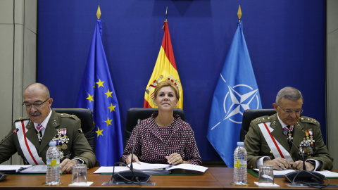 La ministra de Defensa, María Dolores de Cospedal, flanqueada por el jefe del Estado Mayor de la Defensa (Jemad), el general Fernando Alejandre Martínez, y el Comandante del Mando de Operaciones, el teniente general Fernando López del Pozo, durante la 