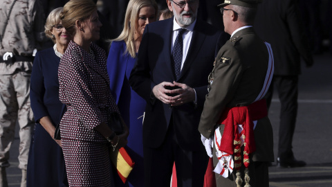 El presidente del Gobierno, Mariano Rajoy, conversa con la ministra de Defensa, María Dolores de Cospedal, y el Jefe del Estado Mayor de la Defensa (Jemad), el general Fernando Alejandre Martínez, momentos antes del comienzo del desfile del Día de la F