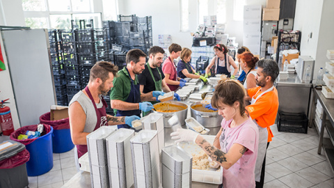 Miembros de la asociación vasca sin ánimo de lucro 'Zaporeak' preparando comida para repartir entre solicitantes de asilo y refugiados en Lesbos. Miembros de la asociación vasca sin ánimo de lucro 'Zaporeak' preparando comida para repartir entre solicitantes de asilo y refugiados en Lesbos.