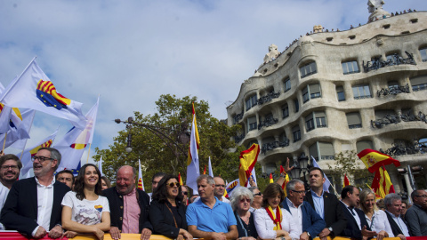La líder de Ciudadanos en Catalunya, Inés Arrimadas, junto al presidente de Societat Civil Catalana (SCC), Mariano Gomá, y otros líderes del PP y Ciudadanos, en la cabecera de la manifestación en Barcelon acon motivo del Día de la Fiesta Nacional. E La líder de Ciudadanos en Catalunya, Inés Arrimadas, junto al presidente de Societat Civil Catalana (SCC), Mariano Gomá, y otros líderes del PP y Ciudadanos, en la cabecera de la manifestación en Barcelon acon motivo del Día de la Fiesta Nacional. E