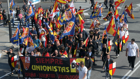 Colectivos de ultraderecha se dirigen a la plaza de Sant Jordi de Barcelona, durante una manifestación en defensa de la unidad nacional. EFE/Toni Albir Colectivos de ultraderecha se dirigen a la plaza de Sant Jordi de Barcelona, durante una manifestación en defensa de la unidad nacional. EFE/Toni Albir