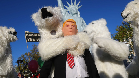 Un manifestante vestido con una máscara del presidente de EEUU Donald Trump junto a otros manifestantes disfrazados de osos polares, durante una manifestación de organizaciones ecologistas en Bonn, ante la cumbre del clima COP23. REUTERS / Wolfgang Rat Un manifestante vestido con una máscara del presidente de EEUU Donald Trump junto a otros manifestantes disfrazados de osos polares, durante una manifestación de organizaciones ecologistas en Bonn, ante la cumbre del clima COP23. REUTERS / Wolfgang Rat