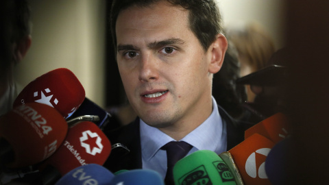 El presidente de Ciudadanos, Albert Rivera, en declaraciones a los medios en el Congreso. EFE/ Fernando Alvarado El presidente de Ciudadanos, Albert Rivera, en declaraciones a los medios en el Congreso. EFE/ Fernando Alvarado
