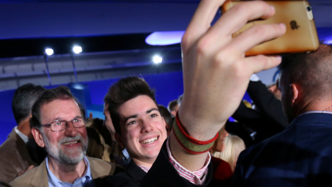 El presidente del Gobierno y del PP, Mariano Rajoy, se hace un selfie con un simpatizante tras el acto de presentación de las candidaturas de su partido para las elecciones catalanas del 21-D. REUTERS/Albert Gea El presidente del Gobierno y del PP, Mariano Rajoy, se hace un selfie con un simpatizante tras el acto de presentación de las candidaturas de su partido para las elecciones catalanas del 21-D. REUTERS/Albert Gea