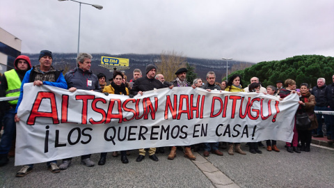 "Los queremos en casa", dice una pancarta sujetada por familiares de los presos de Altsasu./PÚBLICO "Los queremos en casa", dice una pancarta sujetada por familiares de los presos de Altsasu./PÚBLICO