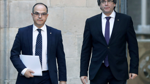 El presidente de la Generalitat, Carles Puigdemont, y el conseller de Presidencia, Jordi Turull, a su llegada a la reunión semanal del gobierno catalán. EFE/Andreu Dalmau. El presidente de la Generalitat, Carles Puigdemont, y el conseller de Presidencia, Jordi Turull, a su llegada a la reunión semanal del gobierno catalán. EFE/Andreu Dalmau.