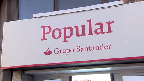 Los rótulos de las más de 1.200 oficinas de los bancos Popular y Pastor comienzan estos días a mostrar el color corporativo y la marca del Grupo Santander, su dueño desde junio. Los rótulos de las más de 1.200 oficinas de los bancos Popular y Pastor comienzan estos días a mostrar el color corporativo y la marca del Grupo Santander, su dueño desde junio.
