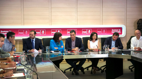 El secretario general del PSOE, Pedro Sánchez, la presidenta, Cristina Narbona, el secretario de Organización, José Luis Ábalos, la portavoz parlametnaria, Margarita Robles, el portavoz de la Ejecutiva, Óscar Puente y el secretario de Política Feder