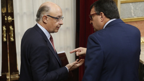 El ministro de Hacienda, Cristóbal Montoro, conversa con el portavoz parlamentario del PNV, Aitor Esteban, durante la sesión de control al Ejecutivo hoy en el Congreso. EFE/Javier Lizon El ministro de Hacienda, Cristóbal Montoro, conversa con el portavoz parlamentario del PNV, Aitor Esteban, durante la sesión de control al Ejecutivo hoy en el Congreso. EFE/Javier Lizon