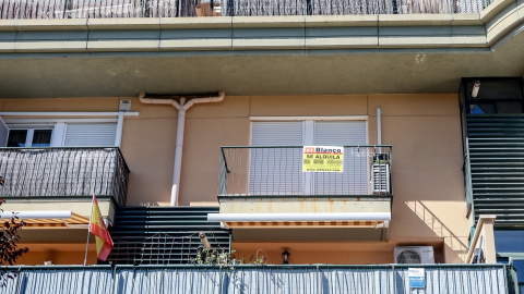 Un balcón con un anuncio de alquiler de una vivienda, a 4 de agosto de 2023, en Madrid.Ricardo Rubio Un balcón con un anuncio de alquiler de una vivienda, a 4 de agosto de 2023, en Madrid.Ricardo Rubio