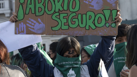Una mujer sostiene una pancarta que reivindica el derecho al aborto, en una imagen de archivo tomada en Lima (Perú) a 28 de septiembre de 2022 Una mujer sostiene una pancarta que reivindica el derecho al aborto, en una imagen de archivo tomada en Lima (Perú) a 28 de septiembre de 2022