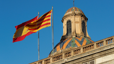 La bandera catalana y la senyera en el Palau de la Generalitat. REUTERS/Yves Herman La bandera catalana y la senyera en el Palau de la Generalitat. REUTERS/Yves Herman