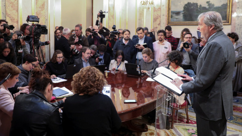 El portavoz del Gobierno, Íñigo Méndez de Vigo, se dirige a la prensa en el Congreso. /REUTERS El portavoz del Gobierno, Íñigo Méndez de Vigo, se dirige a la prensa en el Congreso. /REUTERS