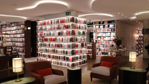 Un espai de la llibreria Finestres, on s'hi veuen unes butaques perquè els clients puguin llegir, en una imatge d'arxiu Un espai de la llibreria Finestres, on s'hi veuen unes butaques perquè els clients puguin llegir, en una imatge d'arxiu