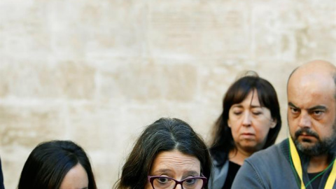 La vicepresidenta del Consell, Mónica Oltra, comparece ante los medios de comunicación para explicar el acoso que sufrió anoche en su casa. / EFE La vicepresidenta del Consell, Mónica Oltra, comparece ante los medios de comunicación para explicar el acoso que sufrió anoche en su casa. / EFE
